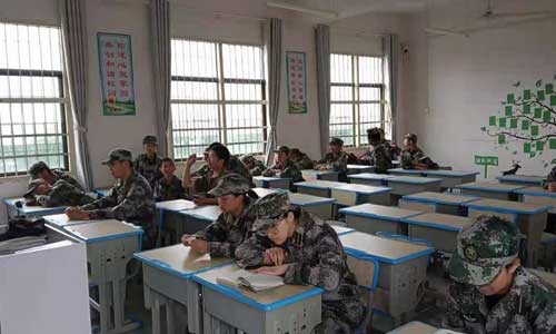 为什么有的人网瘾那么大(网瘾很大送了封闭学校好吗)