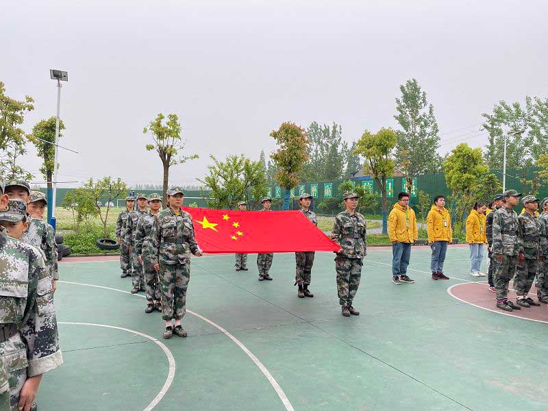 为了更好地促进学员培养优良的习惯，正苗启德学校推行全封闭式管理。学校的一切主题活动都携带“军事化管理”的特点，例如做操、晨练、集合排长队、升国旗仪式、个人行为训练、食堂吃饭排长队、关灯入睡、着装礼仪查验、后勤管理及清洁卫生查验。  作为军事化管理封闭学校，叛逆小孩在校园内遵守学校的日常生活规章制度，学校课堂教学步骤规范性，由技术专业教官领队，小孩的各种各样各种不良行为都被立即纠正。