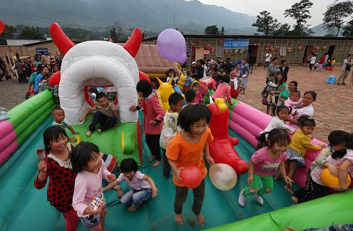 泸县地震安置点建起儿童乐园，网友：真是太有爱了！(图2)