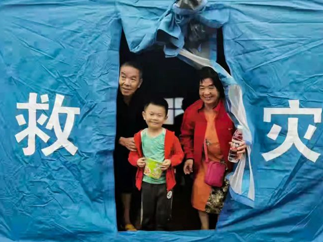 泸县地震安置点建起儿童乐园，网友：真是太有爱了！(图3)